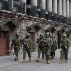 Desde la escalada de violencia en el país, militares y policías recorren las calles de Ecuador.