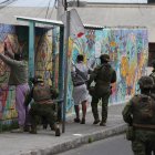 Una compañía de soldados ecuatorianos requisa a pobladores hoy, en el barrio Comité del Pueblo Zona Once en Quito (Ecuador).
