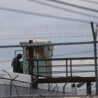 Agentes del servicio penitenciario vigilan desde una garita, en una fotografía de archivo.