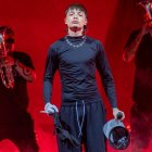 El artsita ha sido criticado por fomentar la narcocultura y las adicciones. En sus shows suele además lanzar pantallas y monitores.