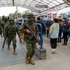 Militares realizan un operativo de control en la estación central de transporte público La Marin hoy, en Quito (Ecuador).