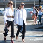 Con cinturón para afinar a silueta.