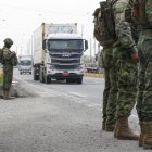Soldados del Batallón de Infantería de Guayaquil vigilan la salida de la ciudad al cantón de Daule, en Guayaquil (Ecuador).