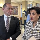 La canciller ecuatoriana, Gabriela Sommerfeld (d), habla con la prensa junto al vicecanciller, Carlos Larrea.