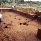 Varias aparecen personas trabajan durante una excavación arqueológica a gran escala en una plataforma de tierra del sitio Sangay en el Valle del Upano en Ecuador.