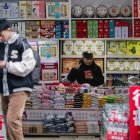 Almacén. Algunos productos chinos que venden en una tienda.