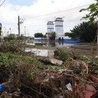 1. Ingreso. Tras la lluvia del pasado jueves, el ingreso y alrededores del sitio quedaron anegados.