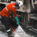 Hecho. Este 12 de enero, personal de Interagua retiró la basura y limpio las alcantarillas.