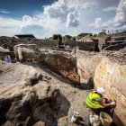 Un arqueólogo trabaja en un mural descubierto durante los trabajos de excavación en el sitio arqueológico de Pompeya, en Pompeya, cerca de Nápoles, Italia.