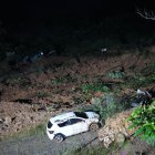 Restos de vehículos y lodo en el lugar donde ocurrió un derrumbe, el viernes 12 de enero de 2024, en inmediaciones del municipio de Carmen de Atrato.