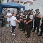 Centro. Los militares que estaban cerca al Malecón recibieron alimentos.