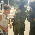 Momento en que los soldados le cantaban el cumpleaños a Sayuri.