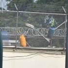 Los privados de libertad colocaron tanques de gas en los alrededores de la cárcel de Machala.