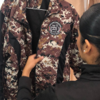 Ya en su vivienda ubica la chompa que le acompañó durante su cautiverio.