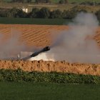 La artillería israelí dispara contra objetivos en la Franja de Gaza, en un lugar no revelado junto a la frontera israelí con el enclave palestino.