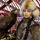 Astaná. Una mujer de Kazajistán posa con un águila de la estepa.
