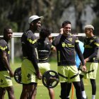 Los arqueros Alexander Domínguez (i) y Gonzalo Valle (d) en la pretemporada alba.