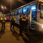 Momento en el que los guías penitenciarios fueron trasladados a una casa de salud.
