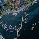 Fotografía aérea que muestra el reflejo en el agua de la contaminación marina por derrame de combustible, el 13 de enero de 2024.