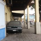 Lo que se ve en las calles Gómez Rendón y Salinas es común en otros puntos de la ciudad, denuncia la ciudadanía. Hasta los soportales son destinados, dicen, a los carros.