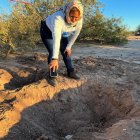 Cecilia Flores, líder del colectivo Madres Buscadoras de Sonora, mientras participaba en una jornada de búsqueda de personas desaparecidas en Hermosillo.