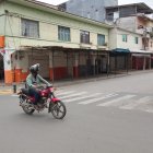 Calle. En la 10 de Agosto, apenas uno que otro local abre sus puertas.