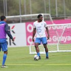 Justin Cuero (d) se perfila como titular en el ataque de la Tri sub-23, en busca de la clasificación a París 2024.