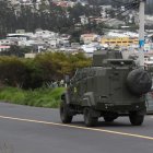 Fotografía de vehículo blindado durante un patrullaje, el 11 de enero de 2024, en el barrio Comité del Pueblo Zona Once en Quito