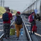 Un grupo de migrantes caminan por las vías del tren en algún lugar de México.