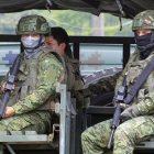 Soldados del ejército ecuatoriano patrullan cerca al Centro de Privación de Libertad Zonal No. 8 en Guayaquil (Ecuador).