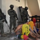 El Ejército ecuatoriano informó este lunes 15 de enero de la aprehensión de tres preesuntos terroristas con armas y municiones en Palmar, Santa Elena.