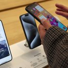 iPhones en una tienda Apple en Londres, Gran Bretaña, 09 de enero de 2024.