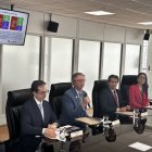 El ministro de Economía y Finanzas, Juan Carlos Vega (centro), en rueda de prensa este 15 de enero de 2024.