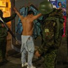 Militares ecuatorianos en un operativo de control de armas por las calles de la capital de Ecuador, en una fotografía de archivo