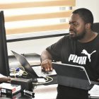 El experiodista nigeriano Fouad Lawal en su oficina en el estado de Lagos desde donde ha impulsado el primer archivo digital de diarios del país.