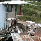 El canal de riego aumentó el caudal por un taponamiento y el agua arrasó con seis viviendas en Pinllo