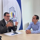 Eduardo Peña Hurtado dialoga con Jorge Salas von Buchwald, posesionado como gerente general del Hospital del Norte Los Ceibos, del IESS, este lunes 15 de enero.