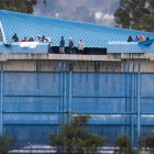 Reclusos en el techo del Centro de Rehabilitación Social Sierra Centro Norte Cotopaxi, el 10 de enero de 2024, en Latacunga (Ecuador).