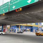 Deterioro. En reiteradas ocasiones, las varillas de este paso a desnivel, ubicado en la ciudadela La Garzota, terminan exponiéndose a la intemperie, en ambos sentidos.