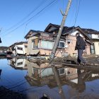 Una persona transita por una zona inundada, escenario del fuerte terremoto que afectó a Japón el 1 de enero de 2024, en la prefectura de Ishikawa.