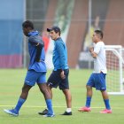 Miguel Bravo (c) apunta a convertirse en el primer entrenador que clasifique a una Tricolor a los Juegos Olímpicos.