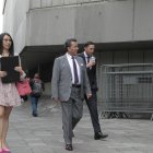 Diligencia. Roberto Guzmán, conjuez de la Corte Nacional de Justicia, acudió este lunes a la Fiscalía General.