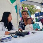 Personal médico del IESS del Azuay brindan atención en salud a menores del cantón Nabón, en agosto de 2023.