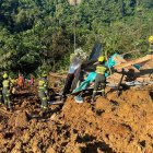 Rescatistas y policías mientras trabajan en la recuperación de cuerpos, en el lugar donde ocurrió un derrumbe en inmediaciones del municipio Carmen de Atrato, departamento del Chocó (Colombia).