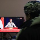 Una persona ve una declaración televisiva del portavoz militar de los hutíes, Yahya Sarea, tras un nuevo ataque con misiles contra un barco de propiedad estadounidense en el Golfo de Adén, en Saná, Yemen, el 15 de enero de 2024.