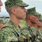 Militares colombianos custodian la frontera con Ecuador.