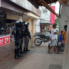 Policías patrullando en sector comercial.