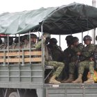 Un vehículo con soldados del ejército ecuatoriano patrulla cerca al Centro de Privación de Libertad Zonal No. 8 en Guayaquil (Ecuador)