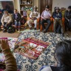 Indígenas bolivianos asisten a una reunión en la "Escuela de saberes ancestrales" el 7 de enero de 2024, en Achocalla