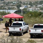 Varios agentes de la policía en el lugar donde fueron encontradas varias personas secuestradas.